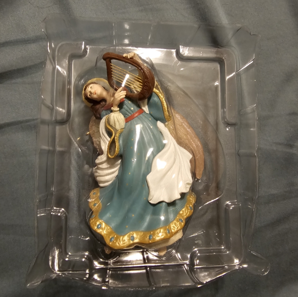 EUC Hallmark Keepsake Ornament "Heavenly Melody" 1998